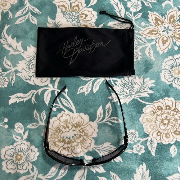 Harley-Davidson Woman’s Sunglasses & Cleaning Pouch - Picture 4 of 5